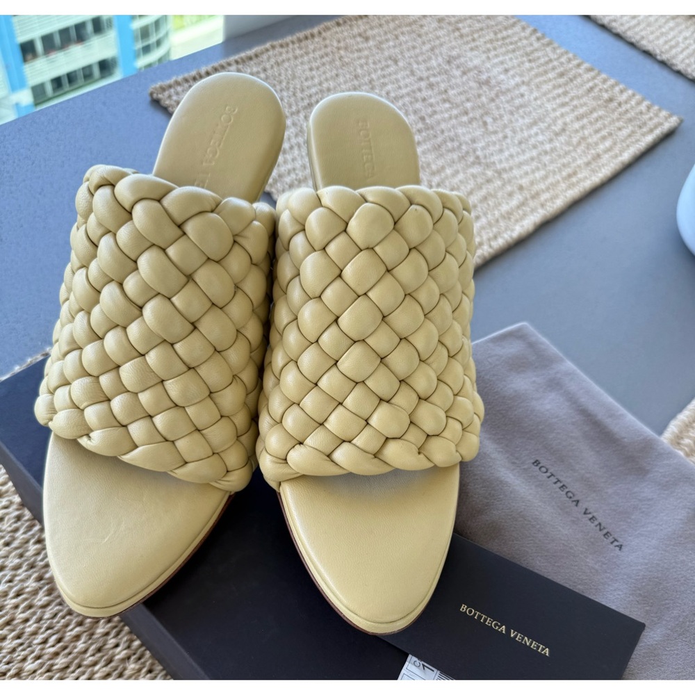 Luxury tapioca color heels Bottega Veneta.